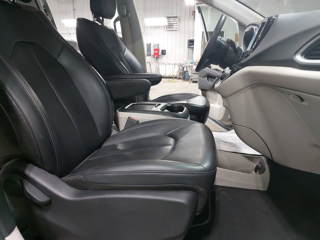 Used 2024 Chrysler Pacifica Touring-L FWD image 10