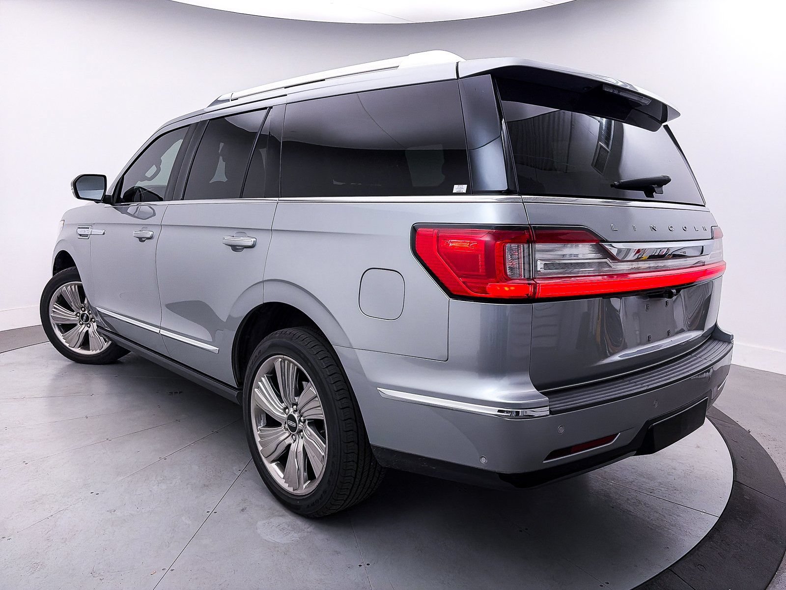Used 2021 Lincoln Navigator Reserve w/ Luxury Package AWD/4WD image 2