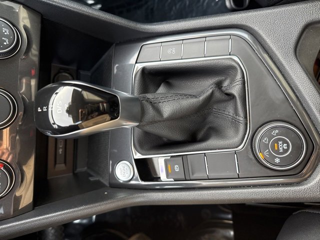 Used 2024 Volkswagen Tiguan SE image 33
