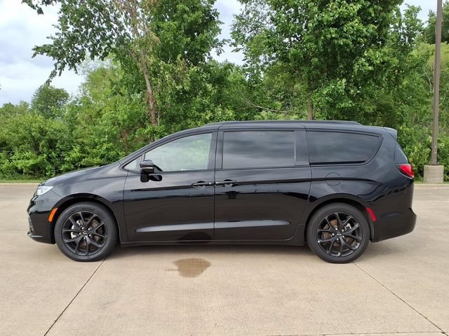 Used 2025 Chrysler Pacifica Limited FWD video 2