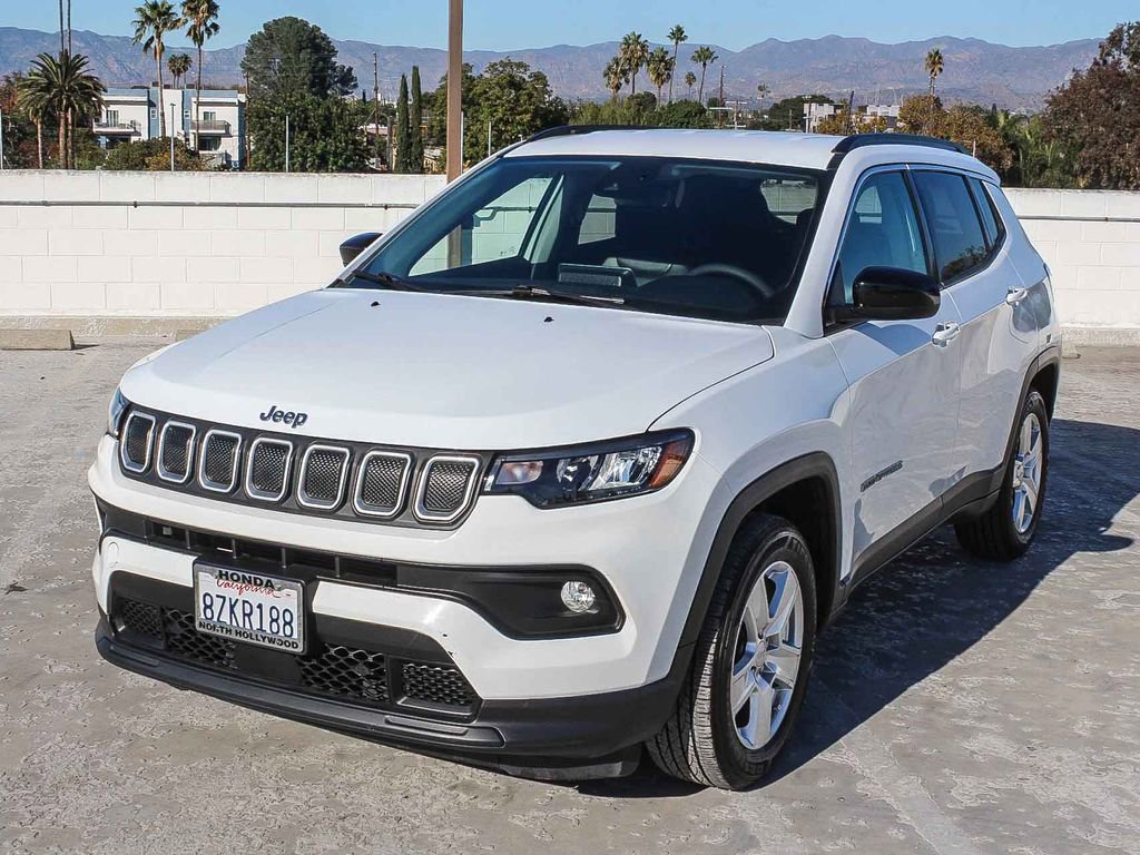 Used 2022 Jeep Compass Latitude image 3