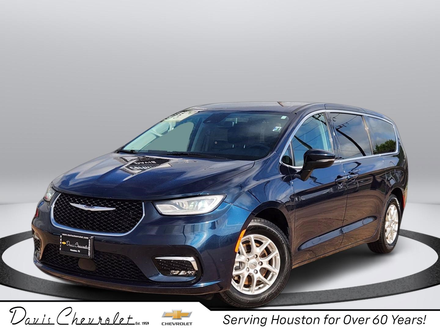 Used 2023 Chrysler Pacifica Touring-L FWD image 1