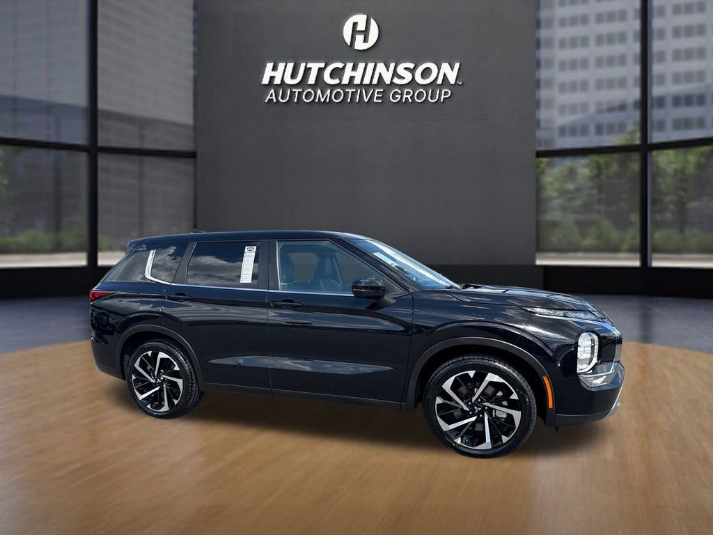 Used 2024 Mitsubishi Outlander SE image 2