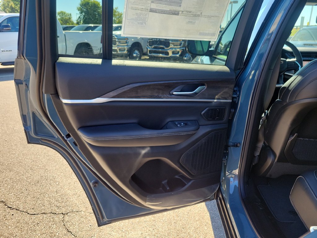 New 2027 Jeep Grand Cherokee Limited AWD/4WD image 11
