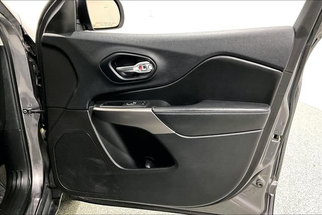 Used 2019 Jeep Cherokee Latitude Plus w/ Cold Weather Group AWD/4WD image 35