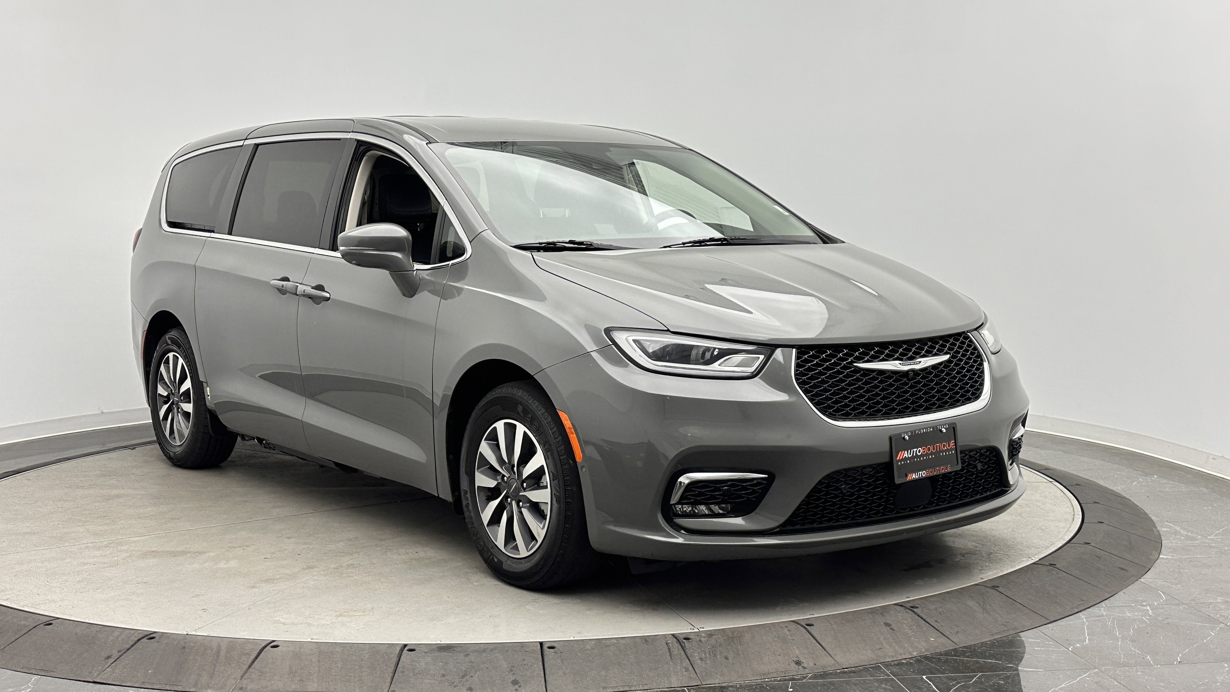 Used 2022 Chrysler Pacifica Touring-L w/ Uconnect Theater Family Group FWD image 3