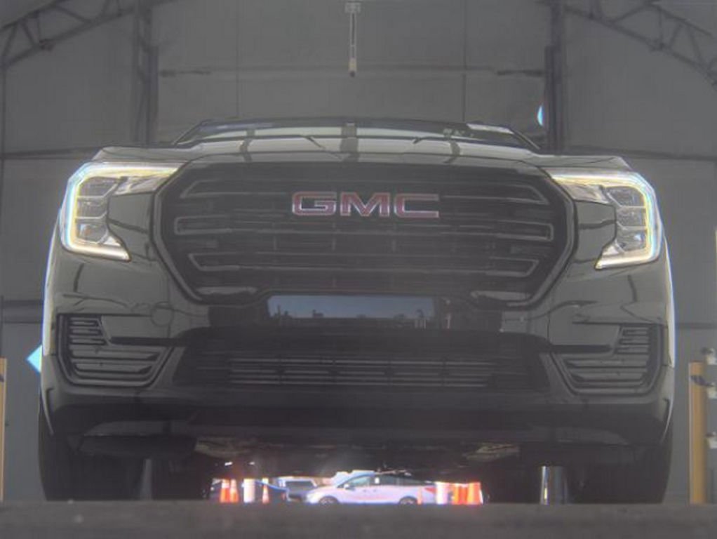 Used 2023 GMC Terrain SLE w/ Driver Convenience Package image 3