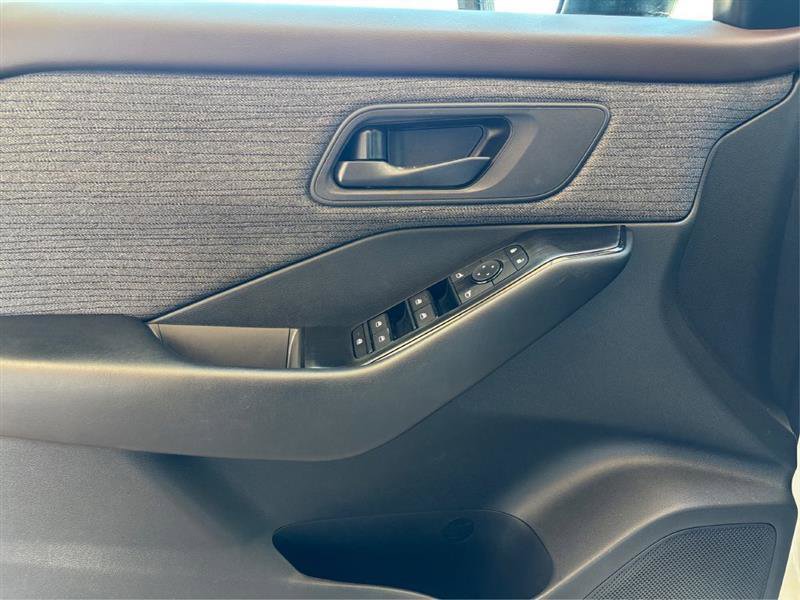 Used 2023 Nissan Rogue S image 15