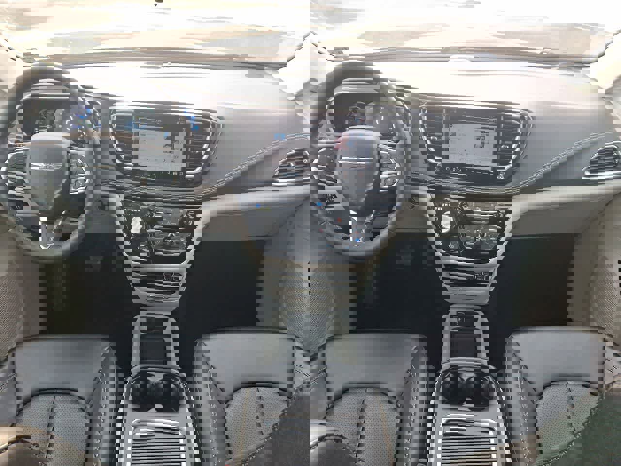 Used 2024 Chrysler Pacifica Select image 10