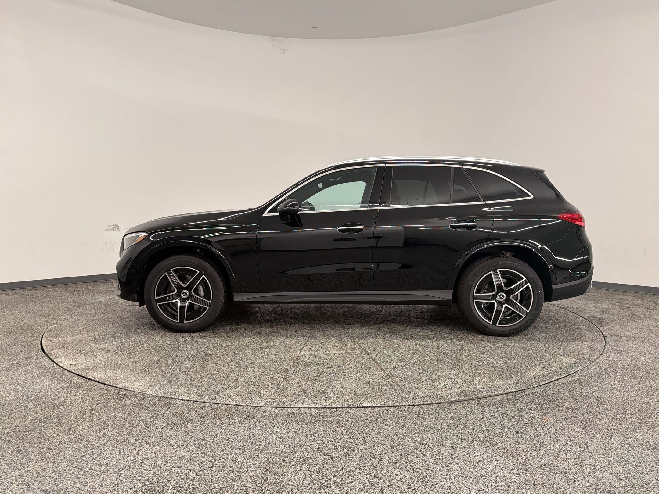 Used 2026 Mercedes-Benz GLC 300 4MATIC image 2