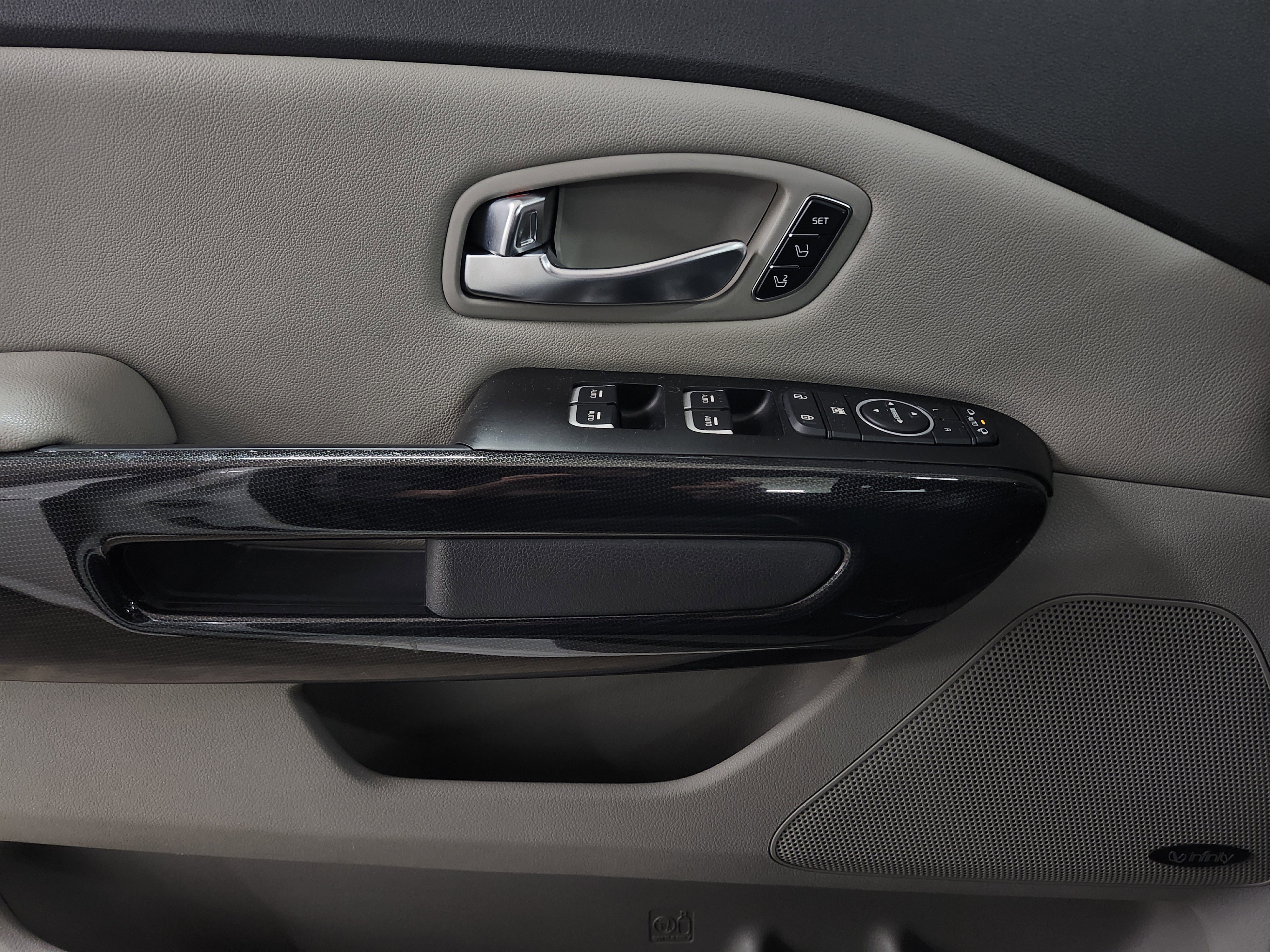 Used 2015 Kia Sedona SX image 16