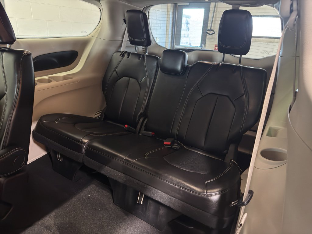 Used 2024 Chrysler Pacifica Touring-L image 12