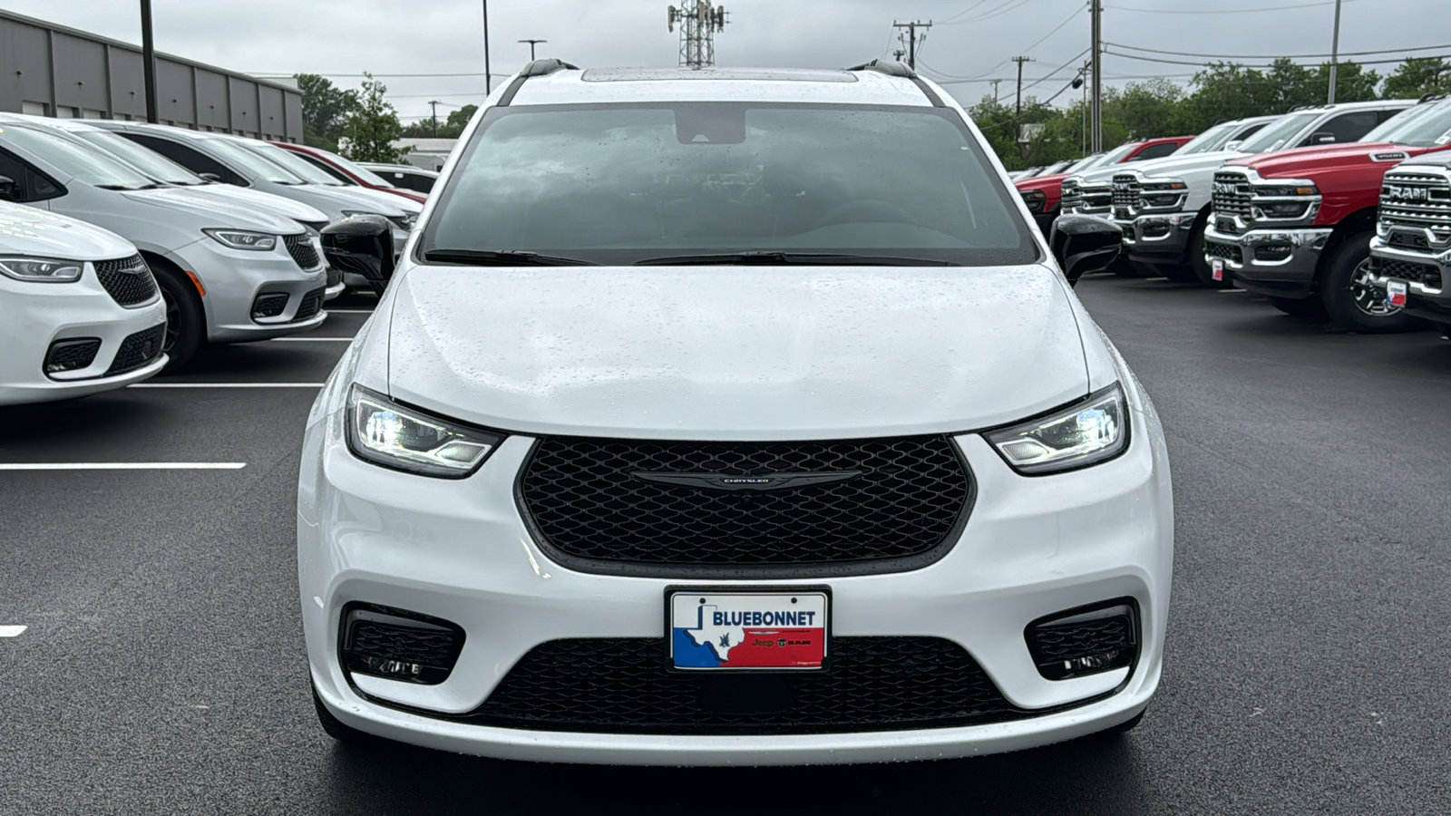 New 2026 Chrysler Pacifica Limited FWD image 2
