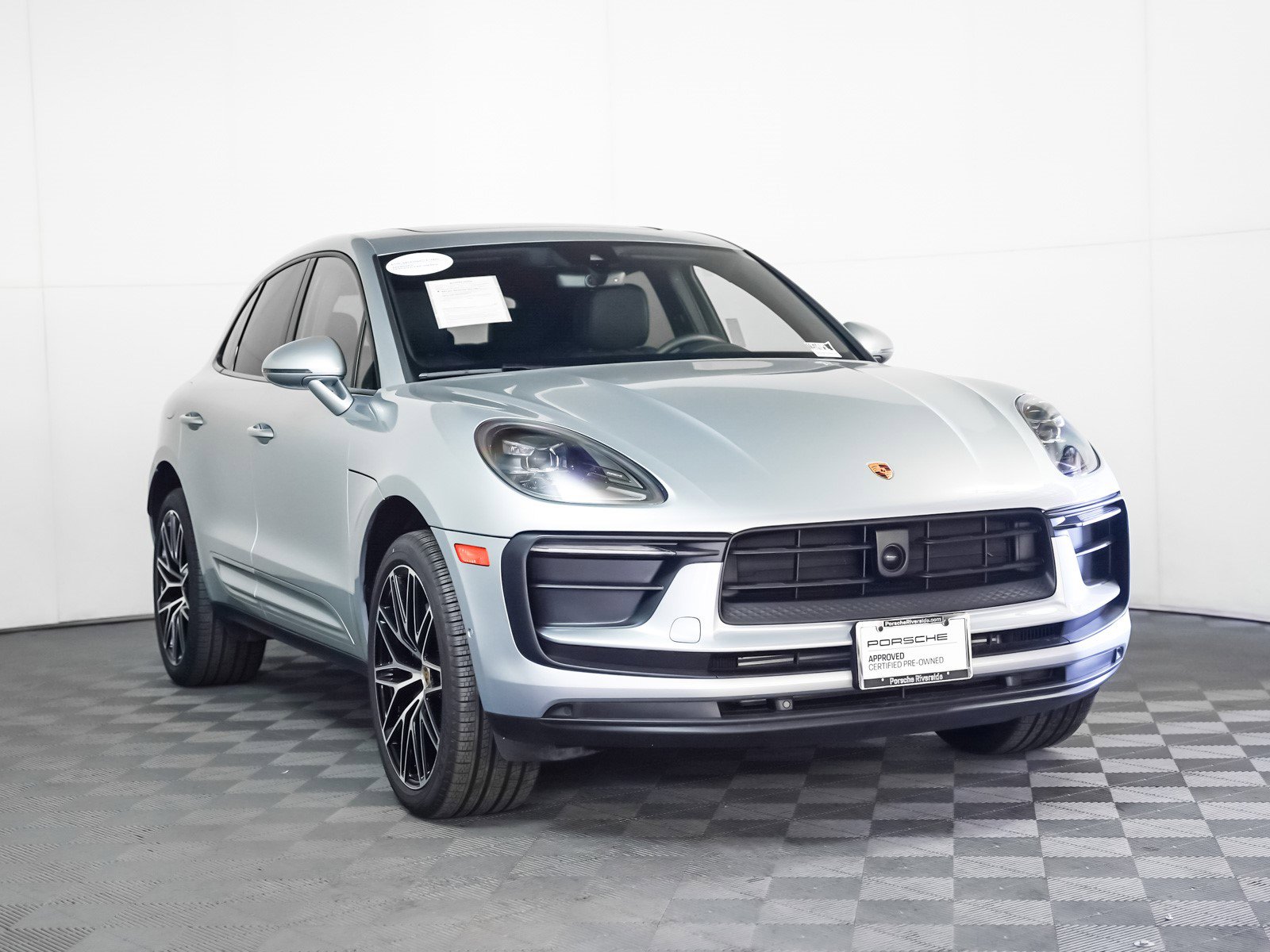 Certified 2025 Porsche Macan image 8