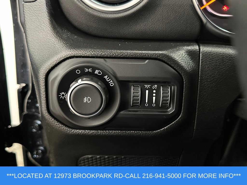 Used 2022 Jeep Wrangler Unlimited Sahara w/ LED Lighting Group AWD/4WD image 10