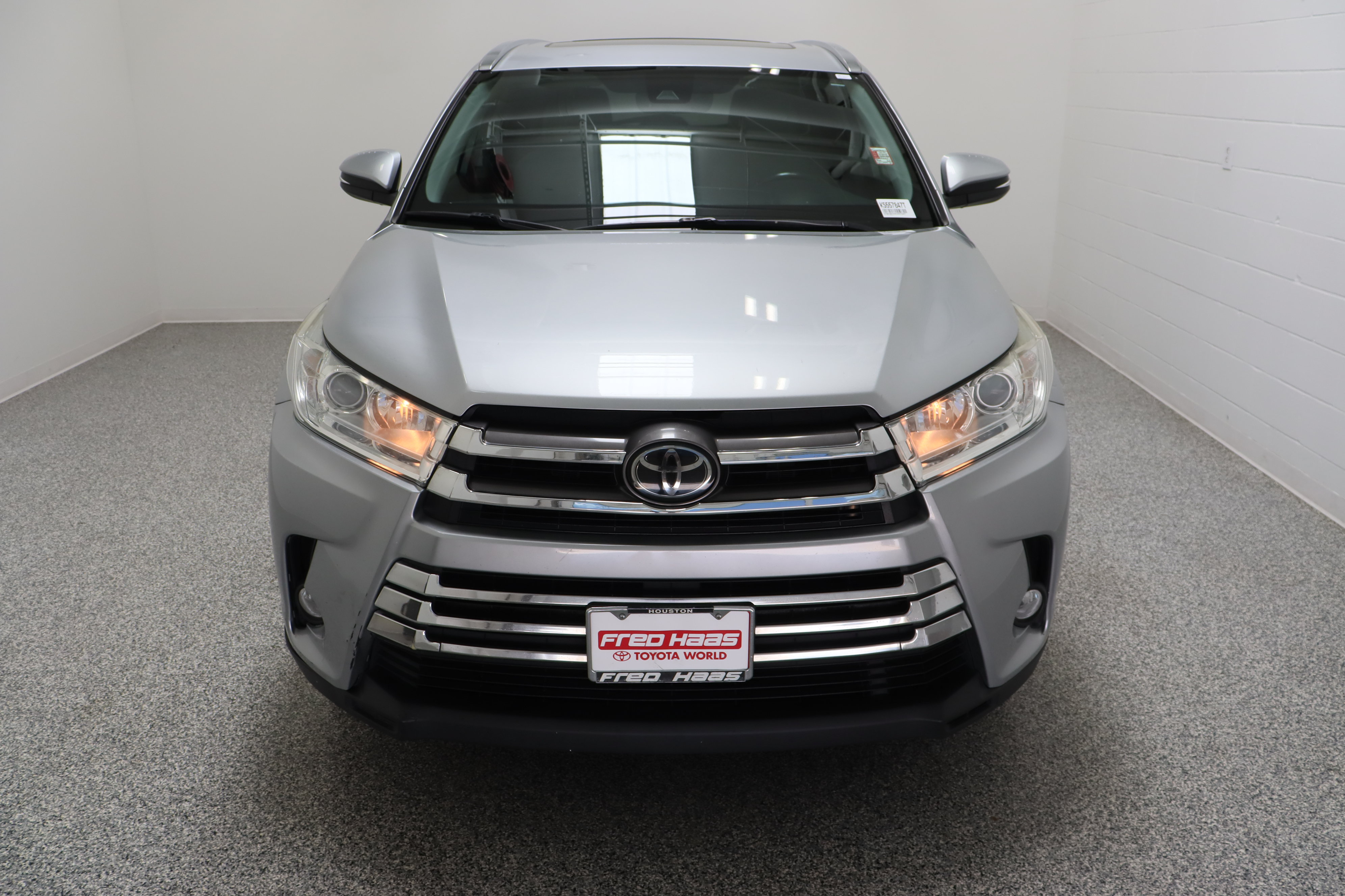 Used 2019 Toyota Highlander XLE FWD image 3