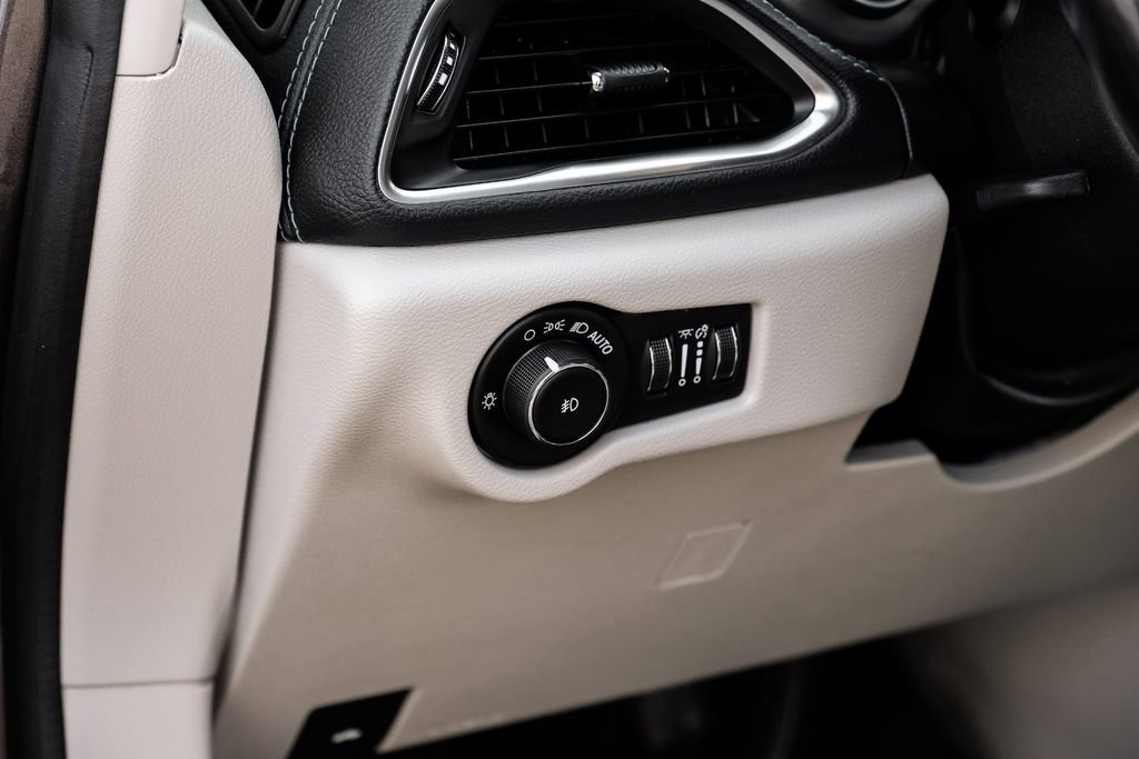 Used 2019 Chrysler Pacifica Limited w/ Advanced Safetytec Group image 30