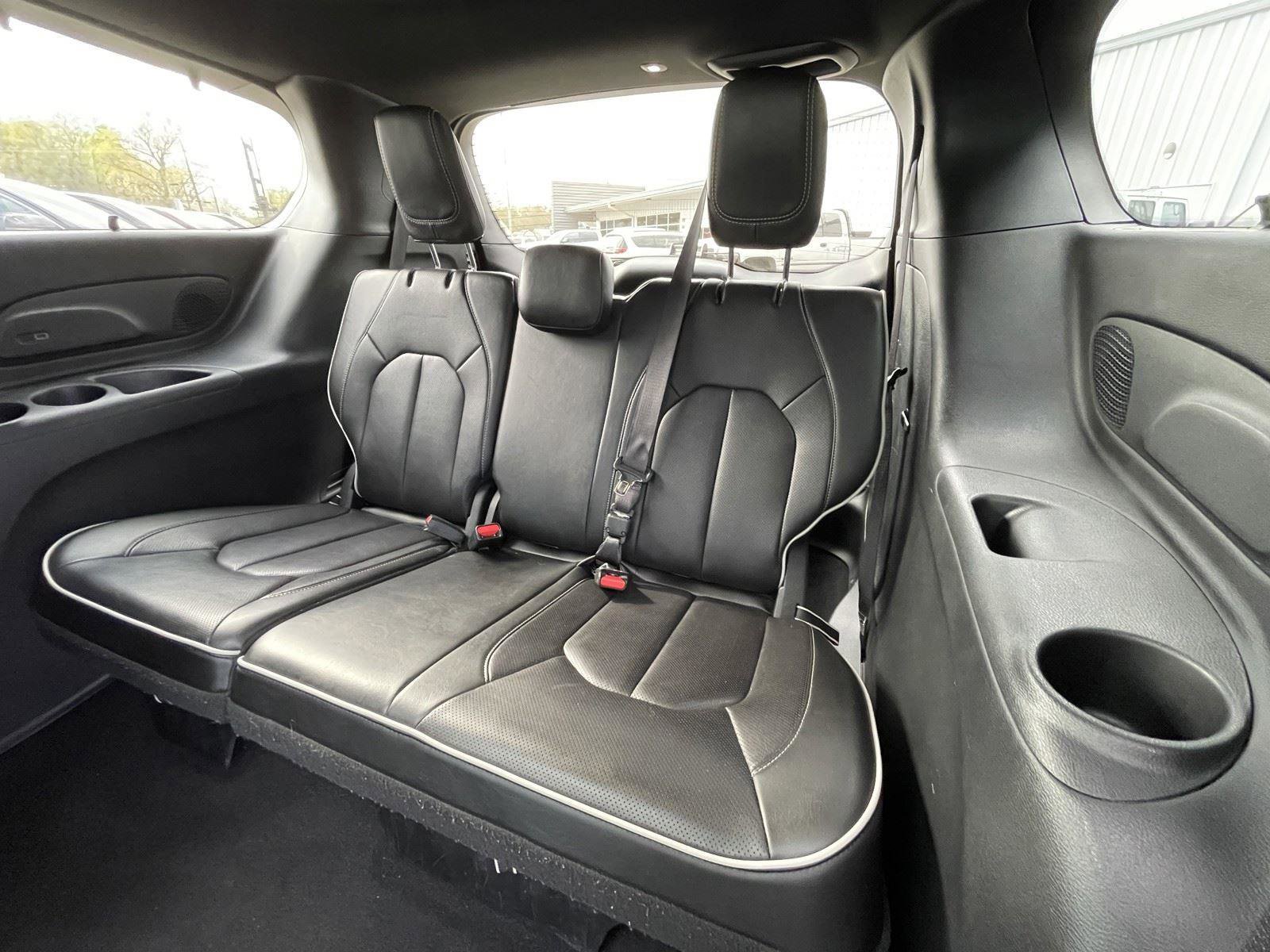 Certified 2025 Chrysler Pacifica Limited image 38