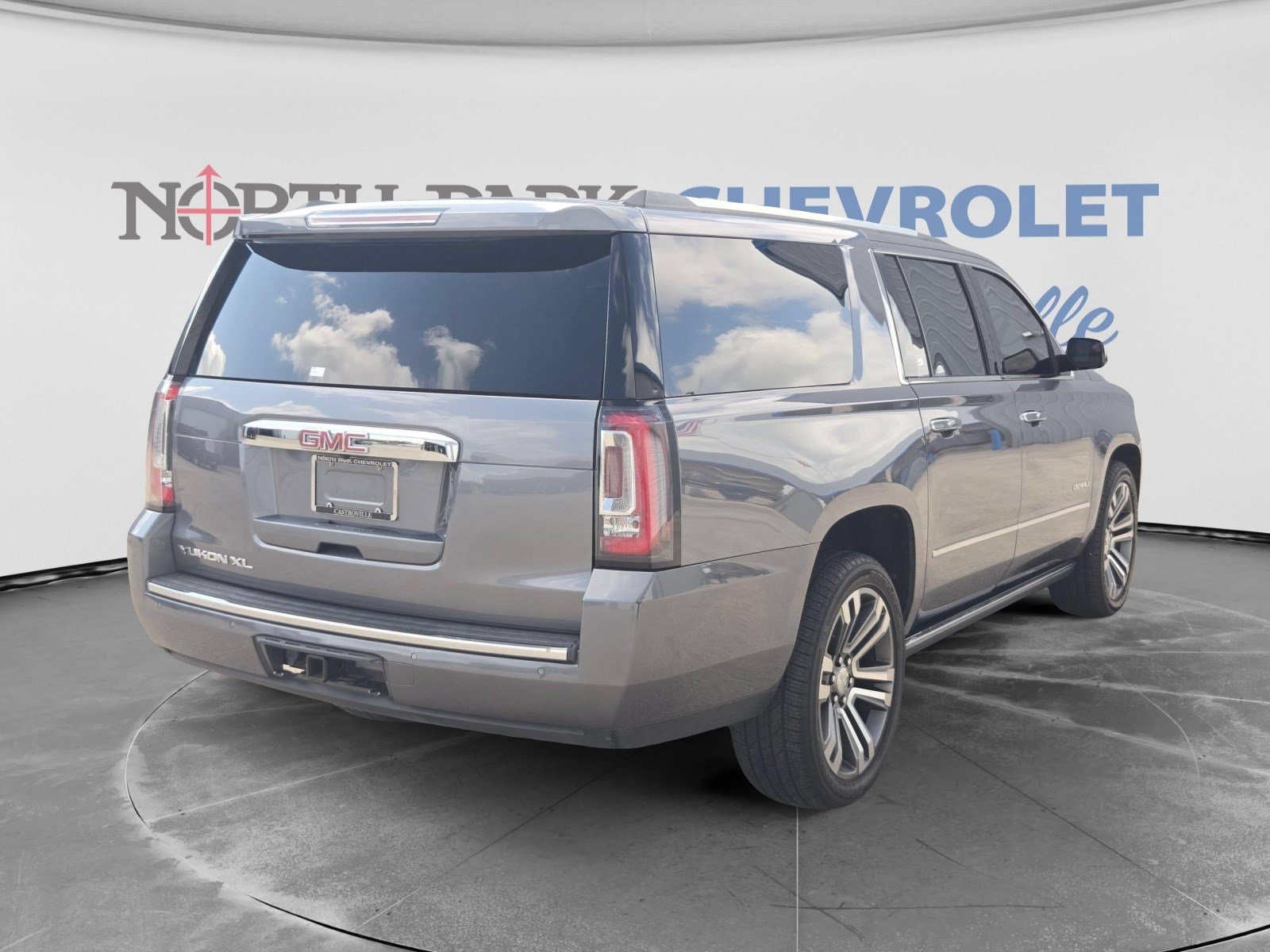 Used 2020 GMC Yukon XL Denali w/ Denali Premium Package AWD/4WD image 3