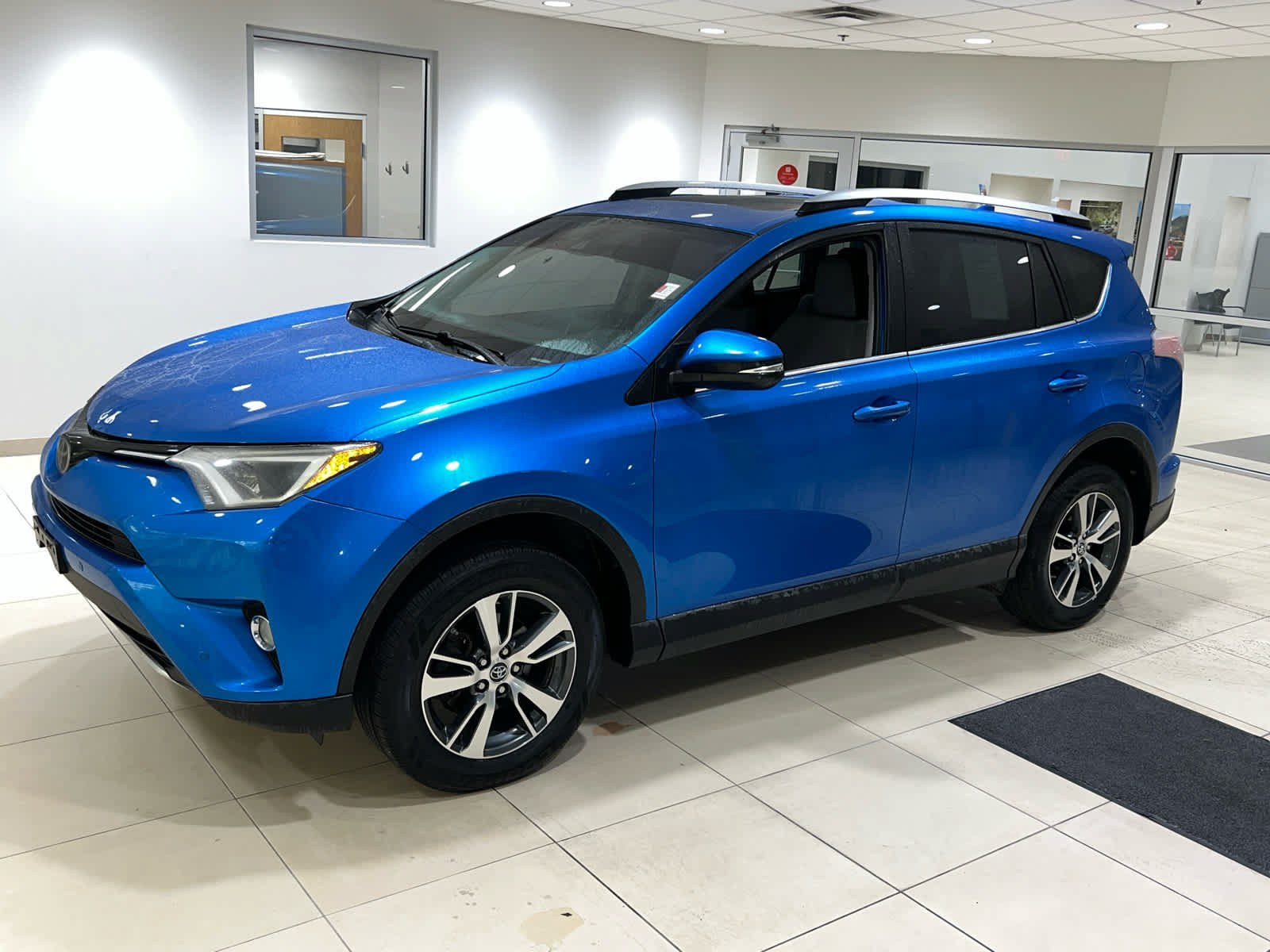 Used 2016 Toyota RAV4 XLE w/ Convenience Package AWD/4WD image 4