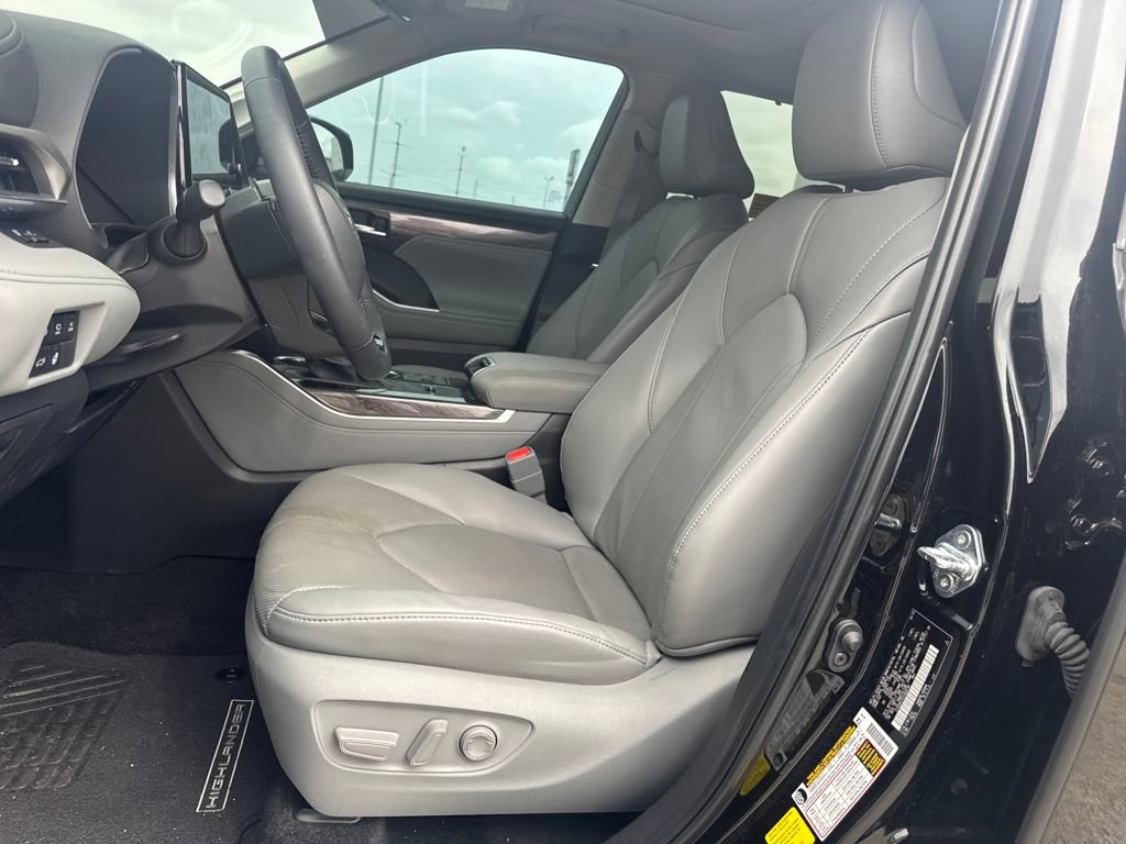 Used 2025 Toyota Highlander Limited image 16