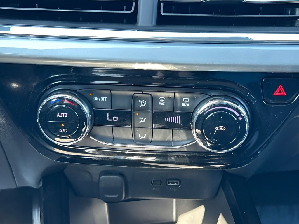 Used 2025 Chevrolet Trax LT FWD image 17