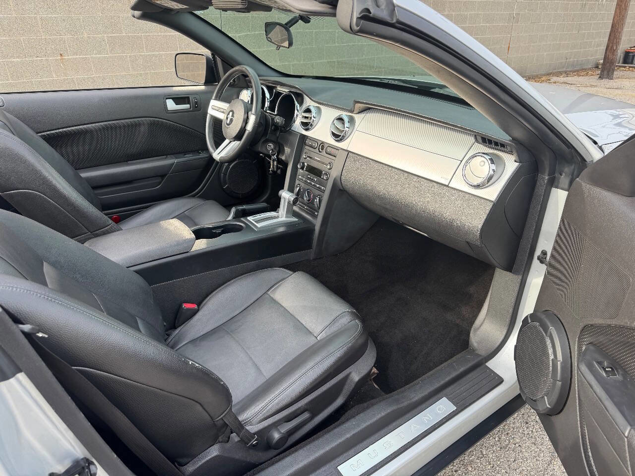 Used 2005 Ford Mustang Convertible image 26