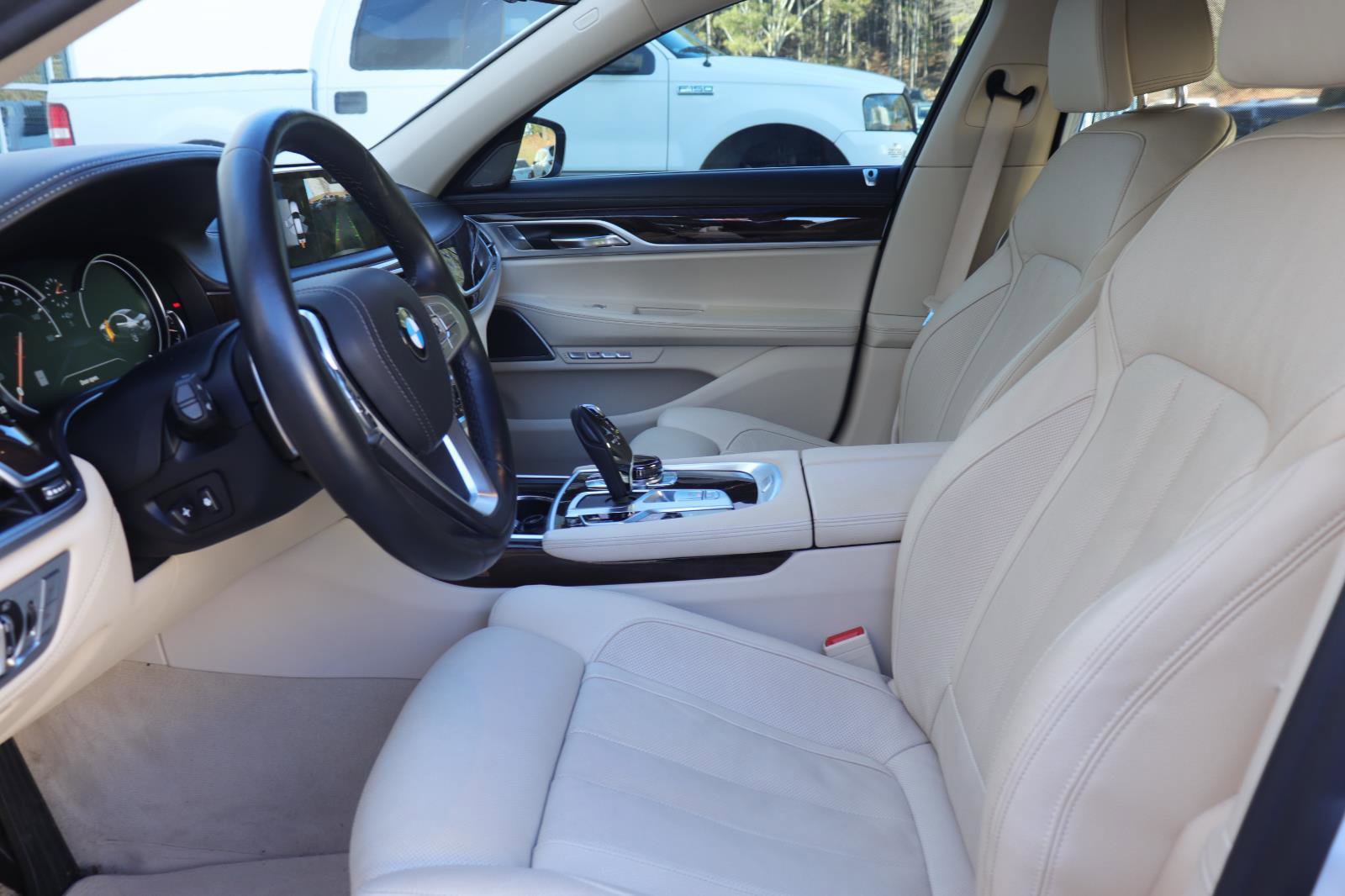 Used 2018 BMW 740i image 10