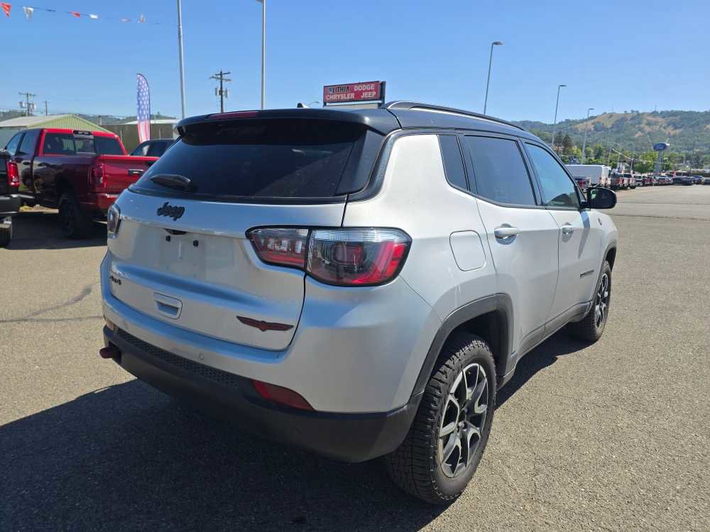 Used 2024 Jeep Compass Trailhawk AWD/4WD image 10