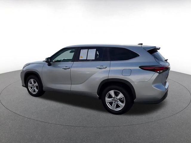 Used 2025 Toyota Highlander LE FWD image 5