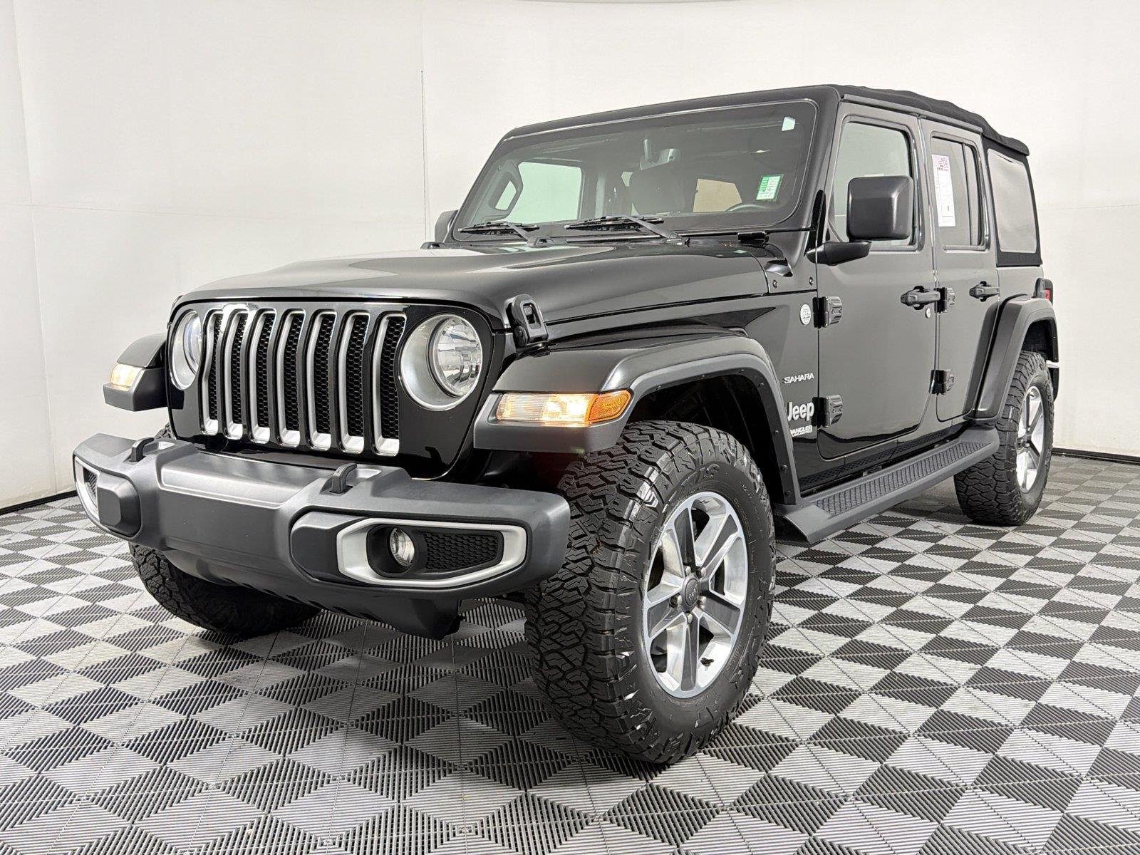 Used 2018 Jeep Wrangler Unlimited Sahara AWD/4WD image 3
