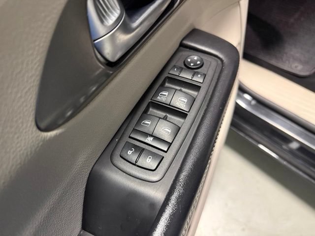 Used 2022 Chrysler Pacifica Touring-L FWD image 13