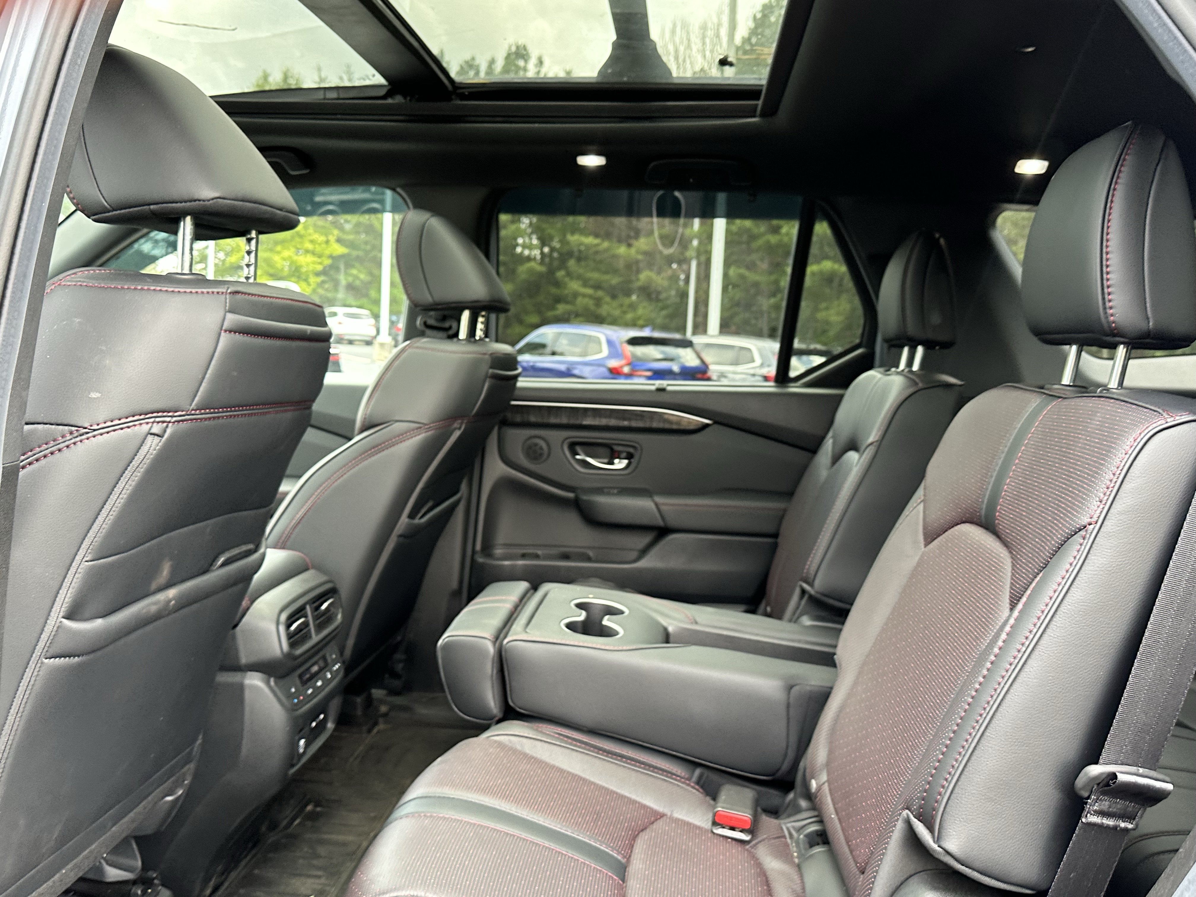 Used 2025 Honda Pilot Black Edition image 9