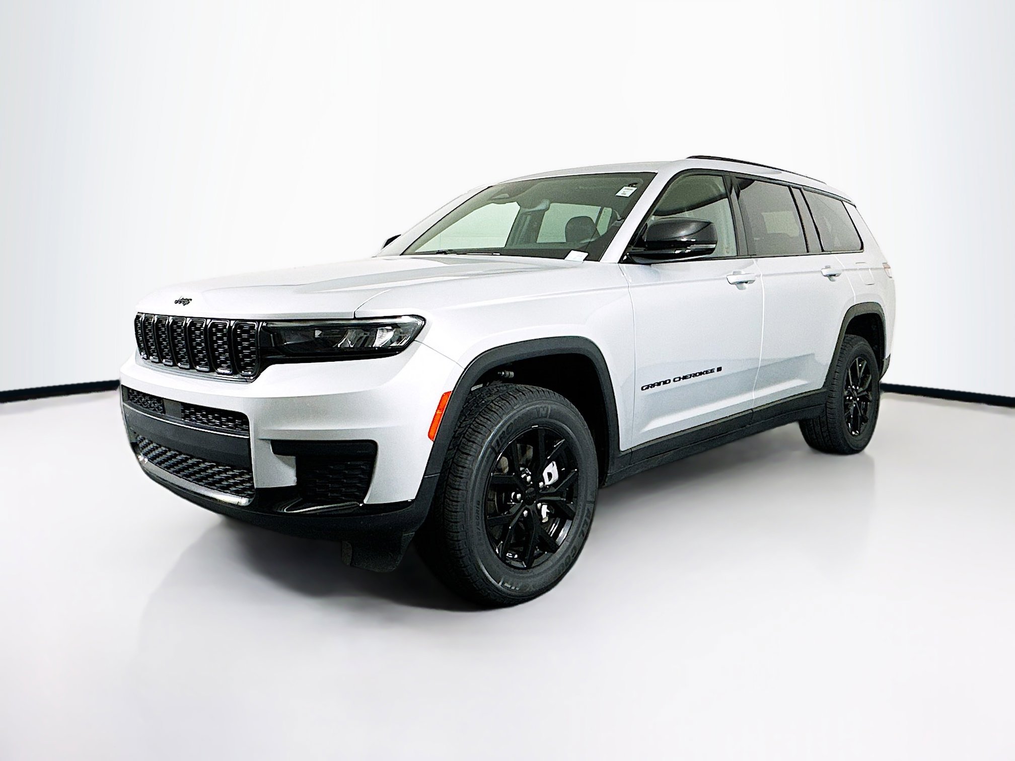 Used 2024 Jeep Grand Cherokee L Laredo image 3