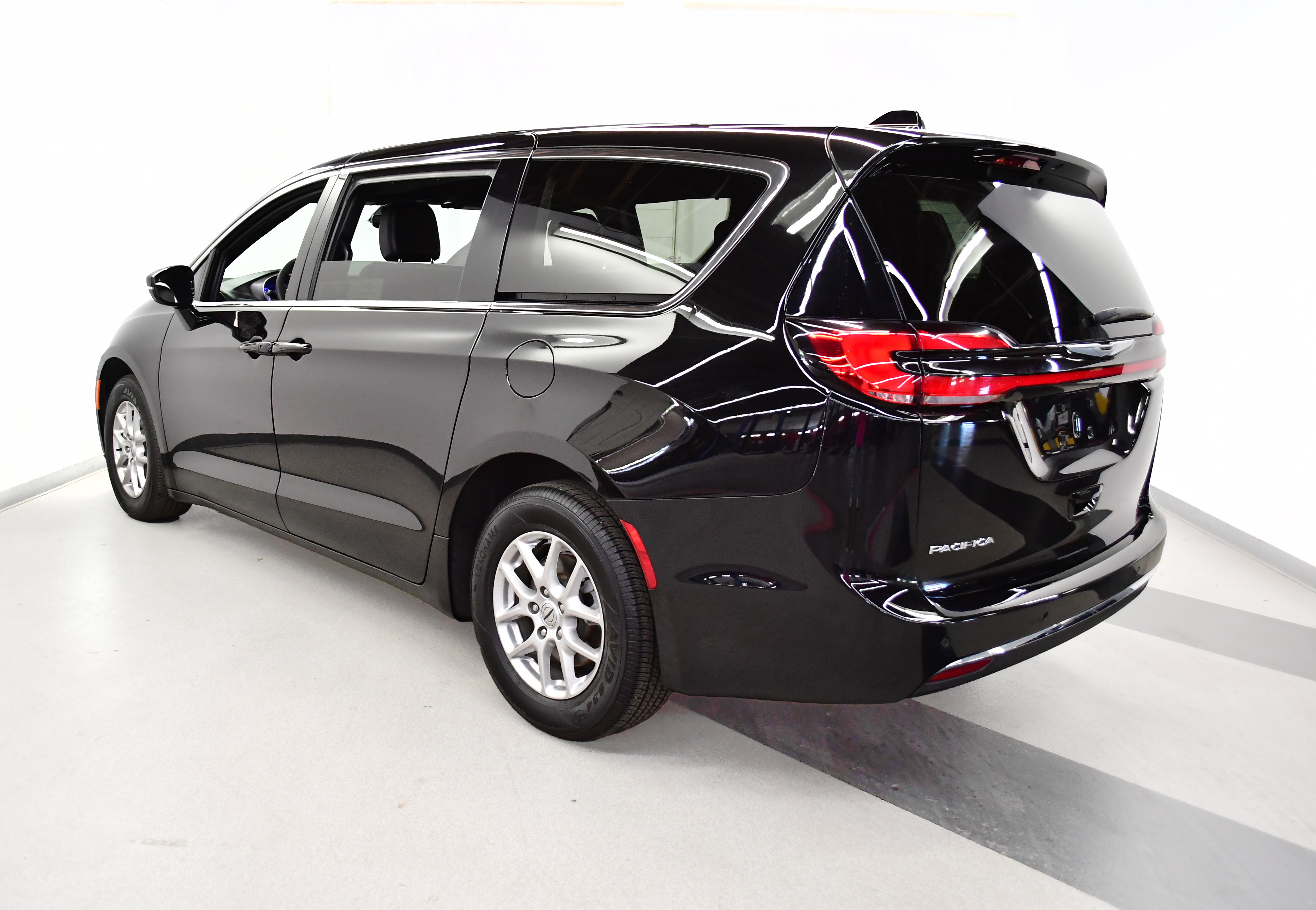Used 2025 Chrysler Pacifica Select FWD image 5