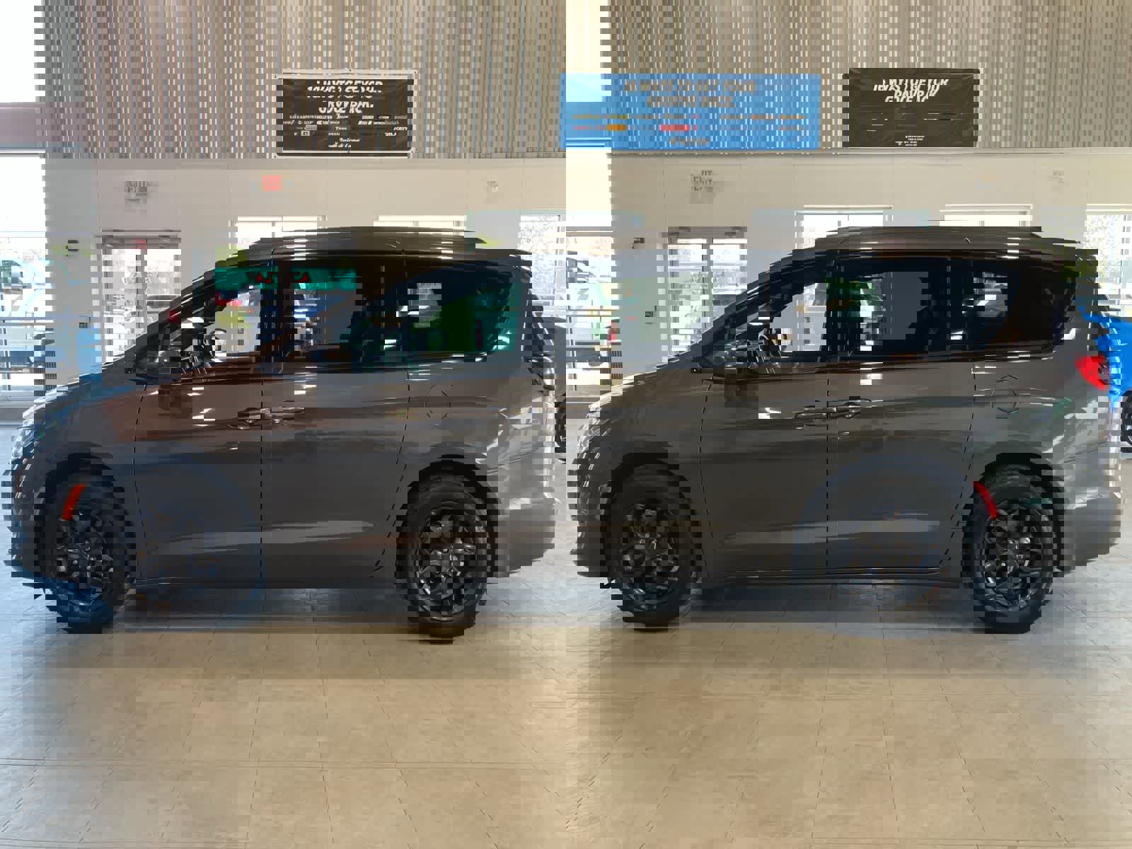 Used 2020 Chrysler Pacifica Limited w/ S Appearance Package FWD image 8