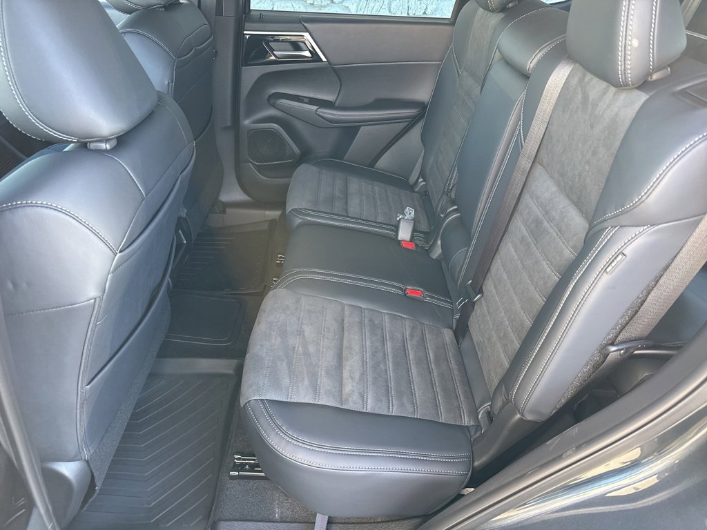 New 2025 Mitsubishi Outlander SE image 25