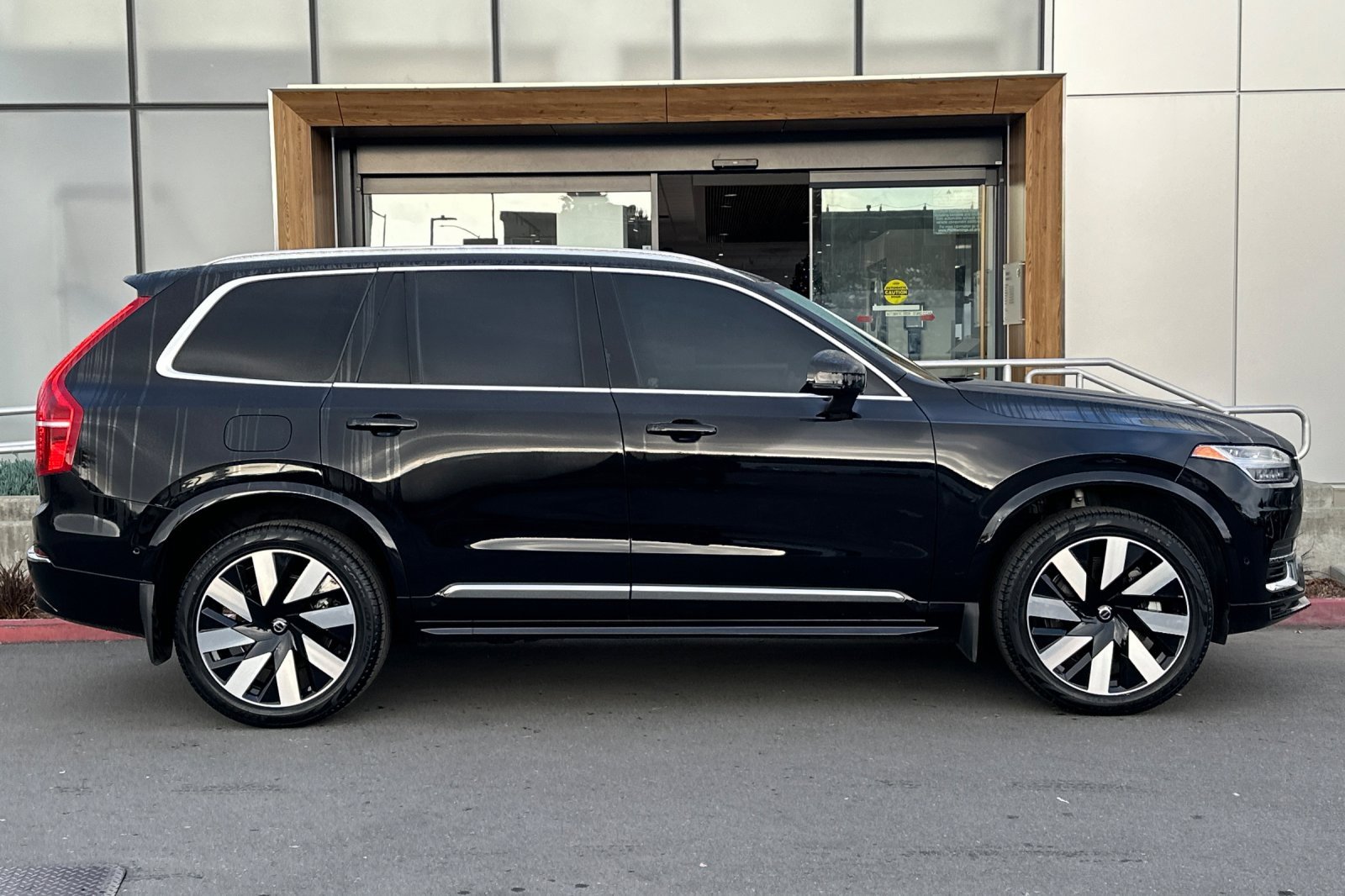 Certified 2025 Volvo XC90 T8 Ultra image 9