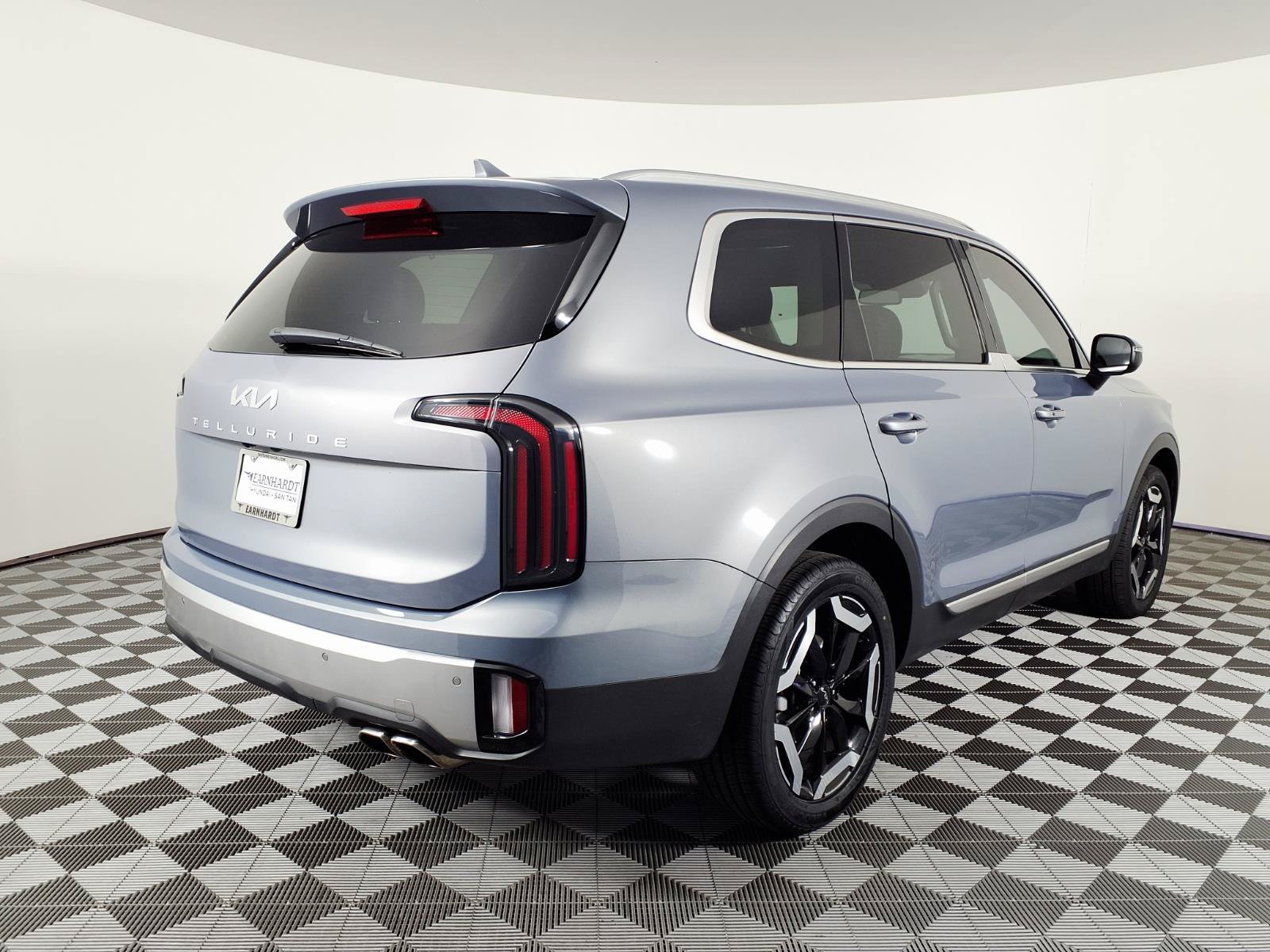 Used 2023 Kia Telluride EX w/ EX Captain's Chair Package FWD image 4