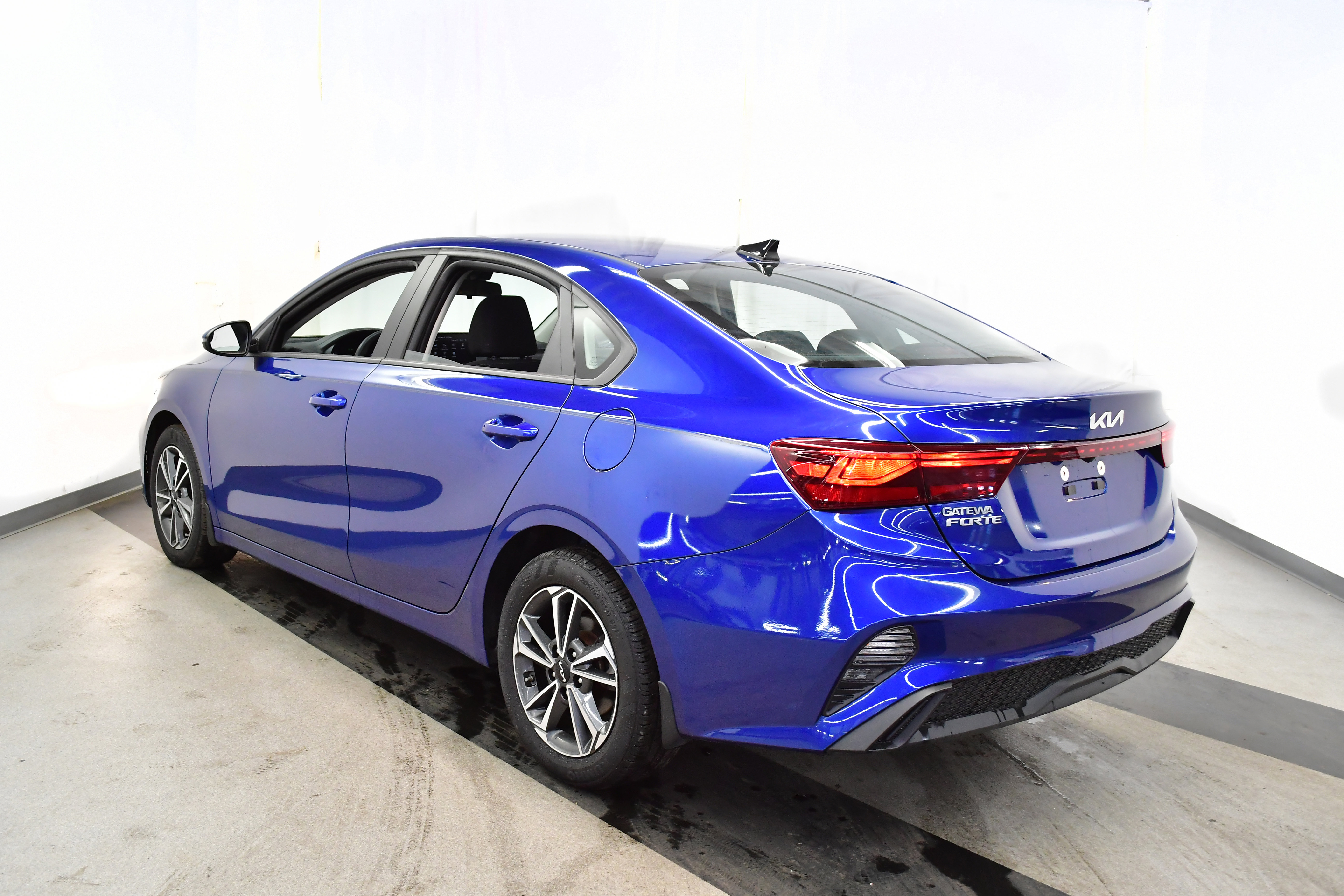 Used 2023 Kia Forte LXS w/ LXS Technology Package image 6