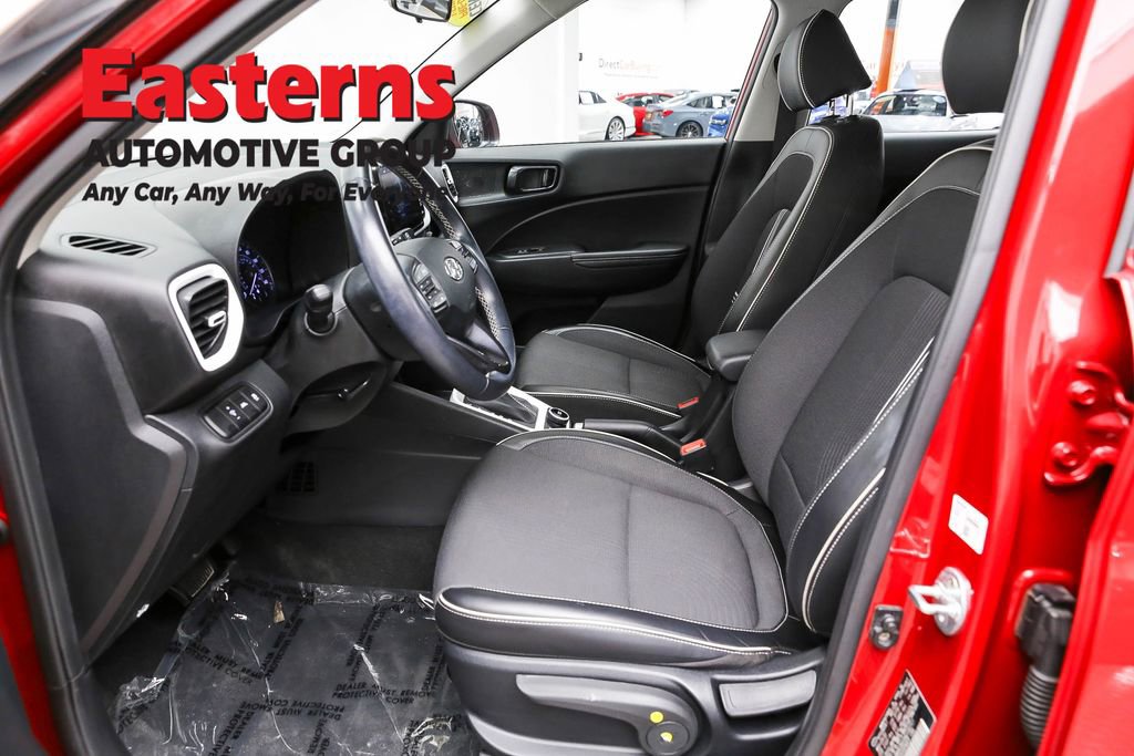 Used 2022 Hyundai Venue Limited image 14