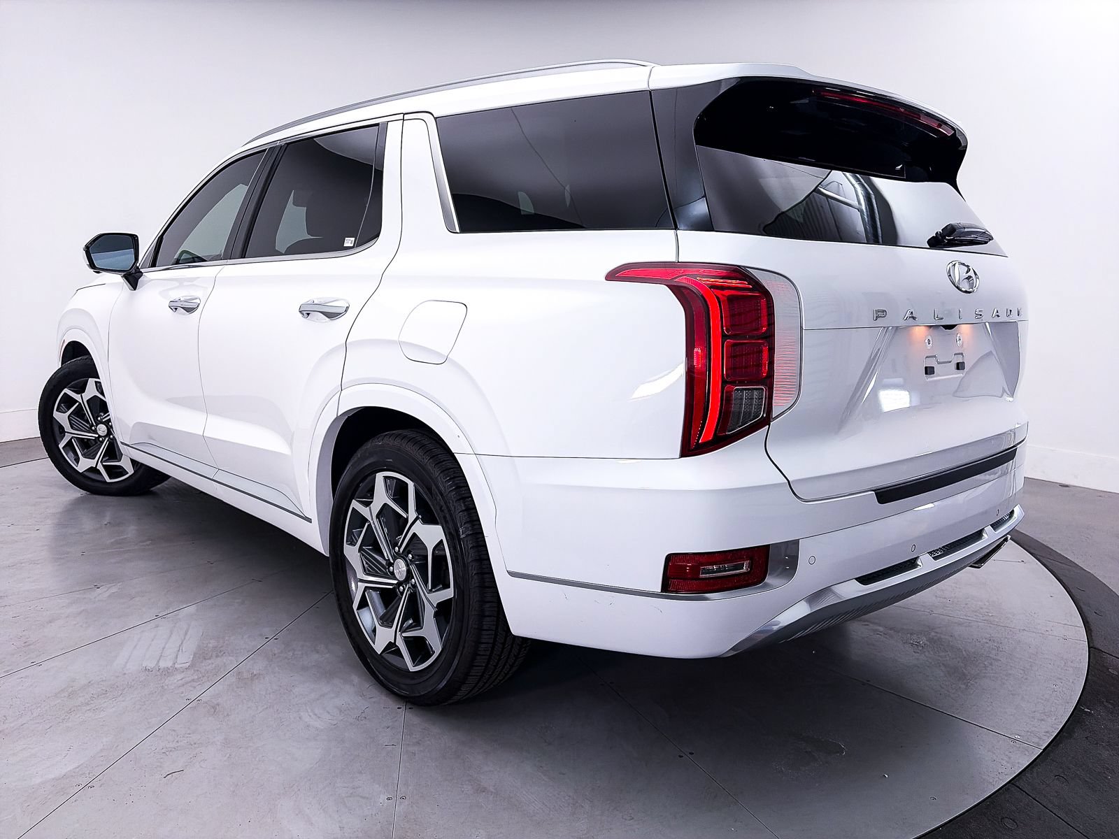Used 2021 Hyundai Palisade Calligraphy FWD image 2