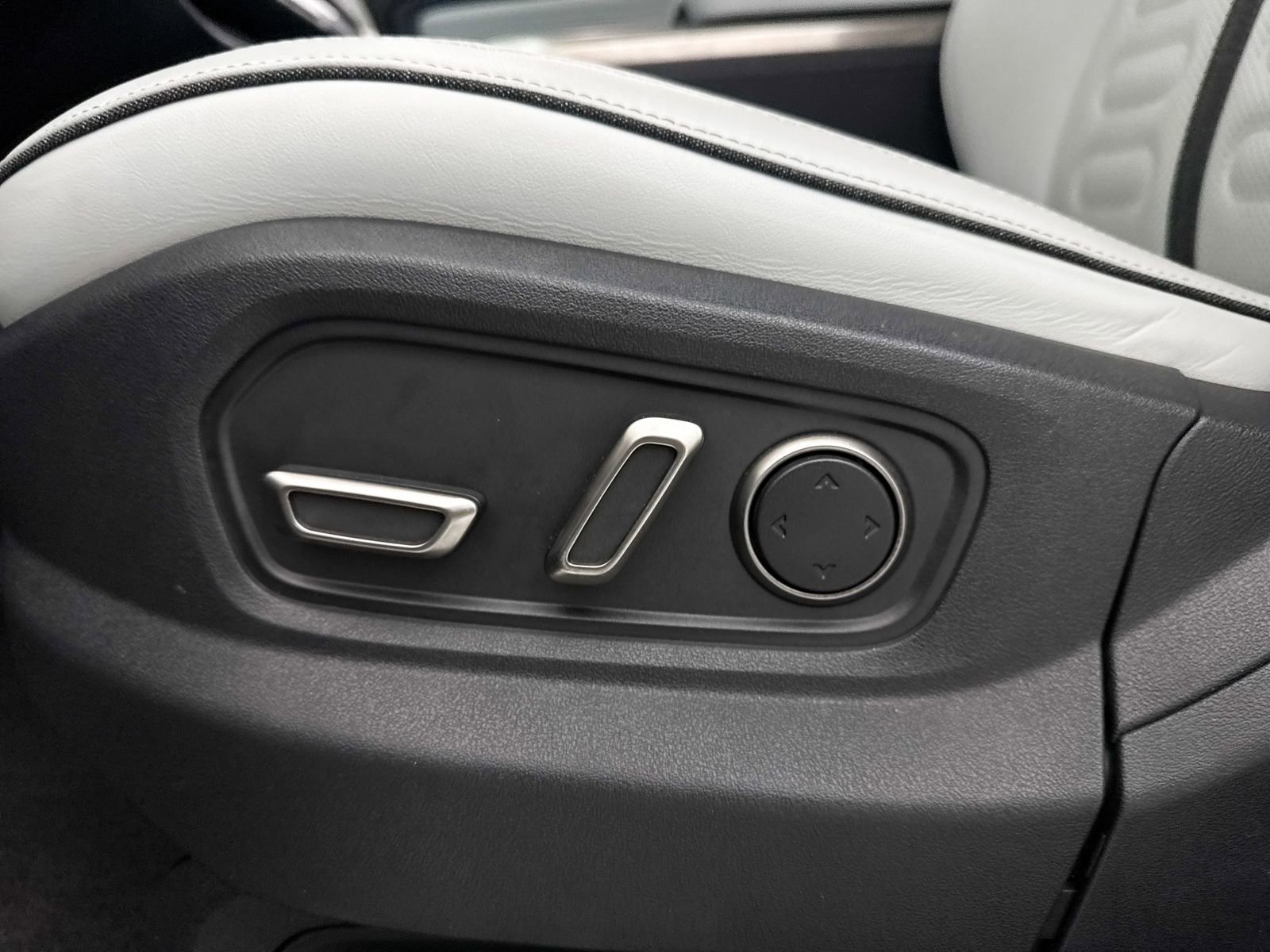 Used 2024 Rivian R1S Adventure AWD/4WD image 27