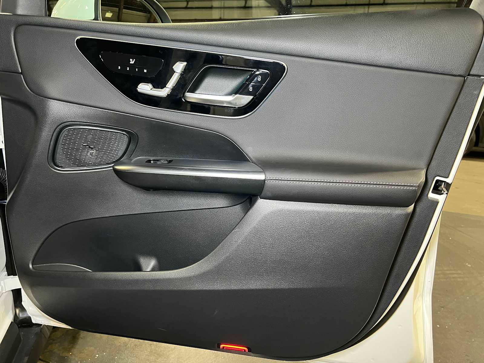 Used 2025 Mercedes-Benz GLC 300 4MATIC image 10