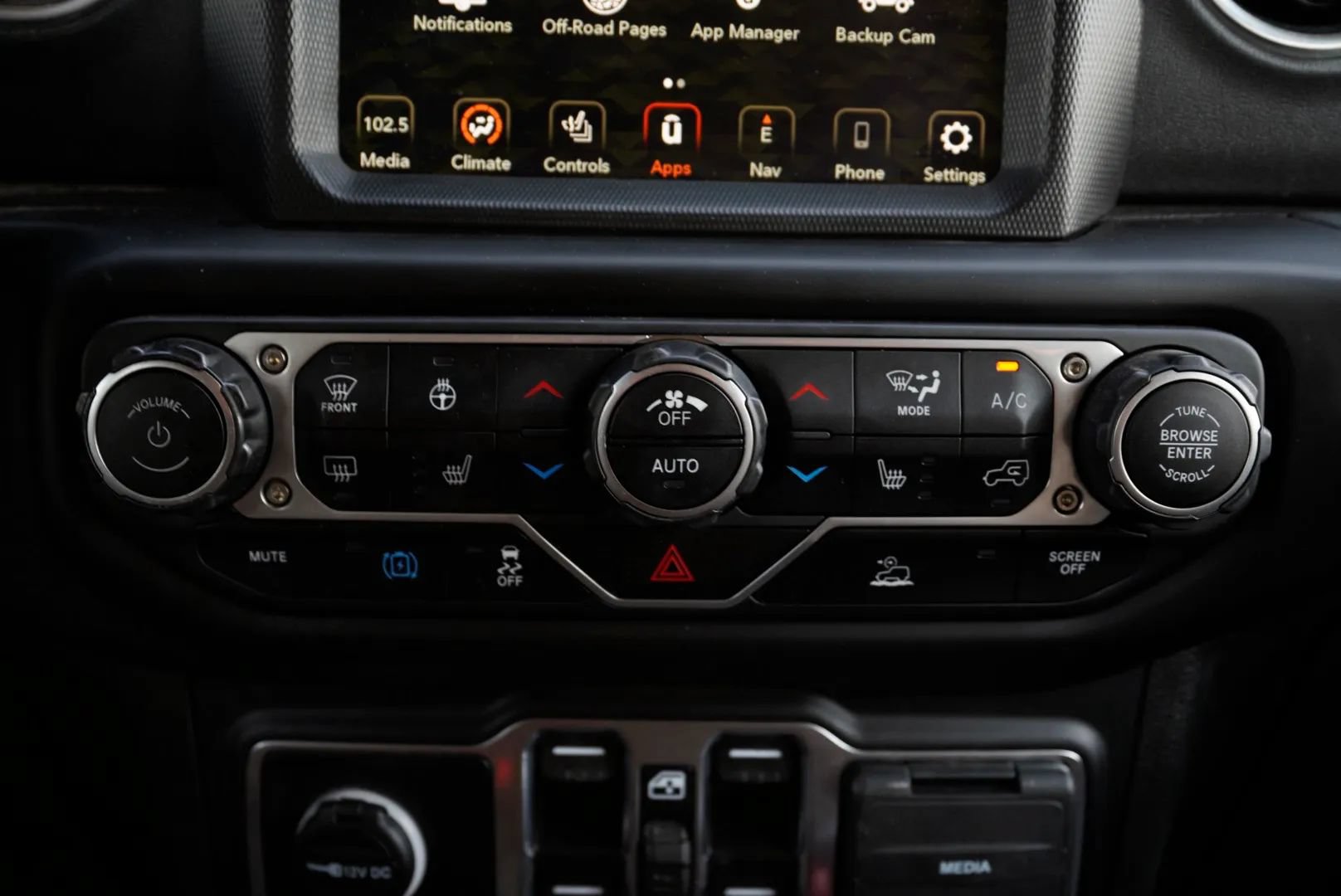 Used 2023 Jeep Wrangler Unlimited Sahara w/ Cold Weather Group AWD/4WD image 39