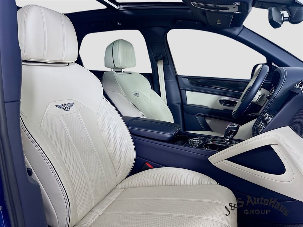 Used 2022 Bentley Bentayga AWD/4WD image 34