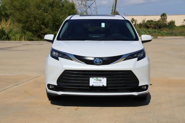 New 2025 Toyota Sienna XLE image 2