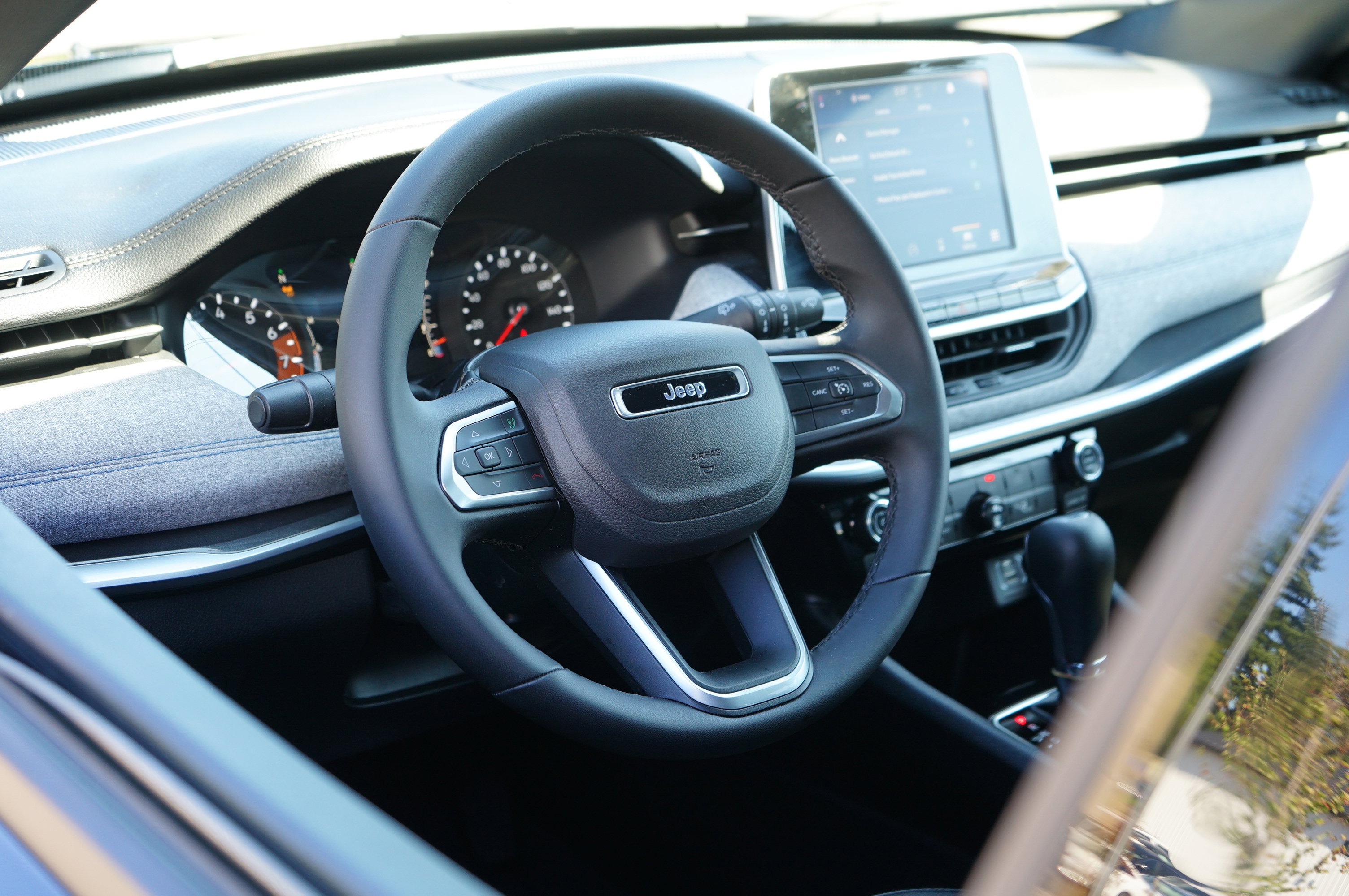 Used 2025 Jeep Compass Latitude image 12