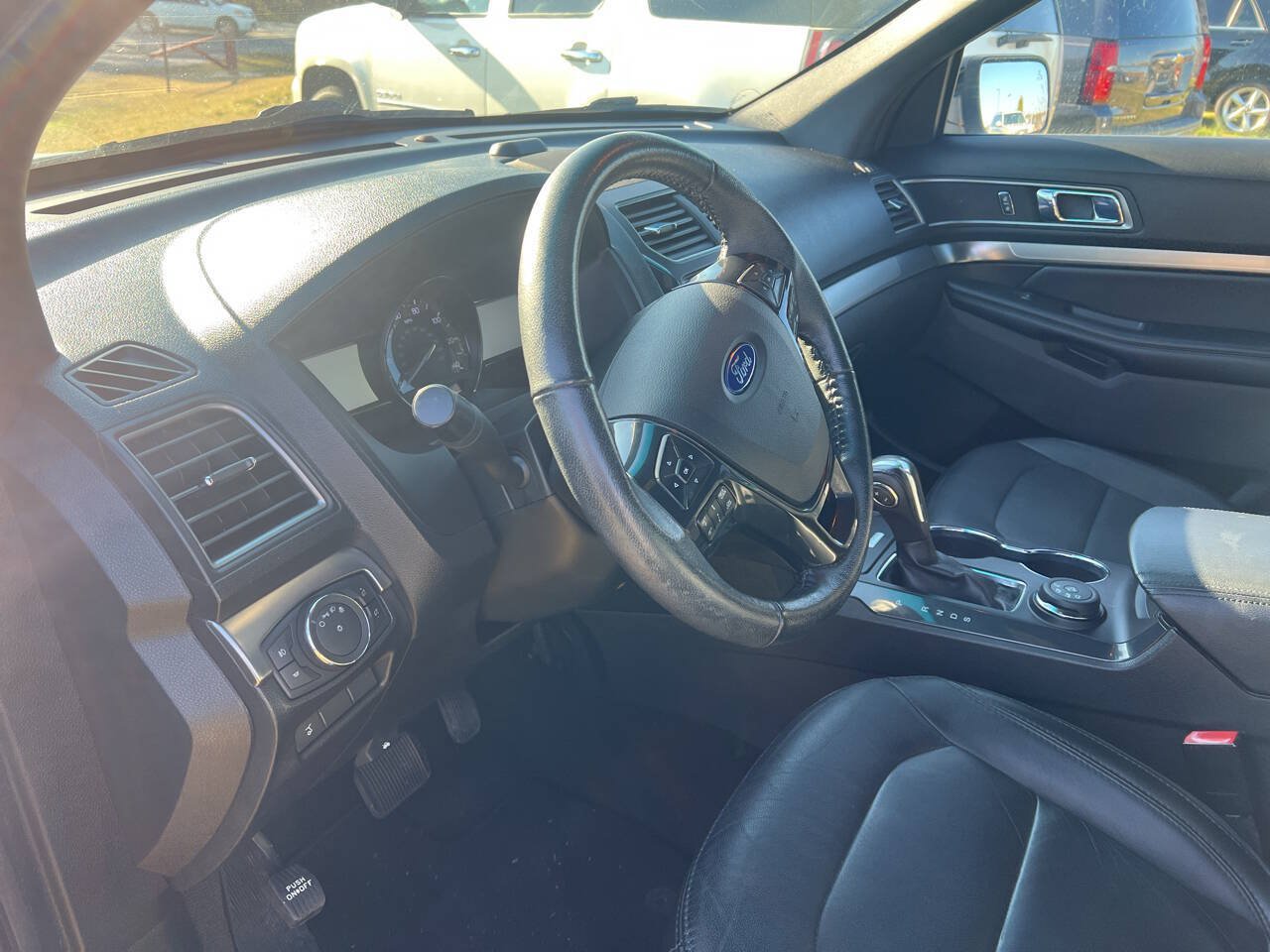 Used 2018 Ford Explorer XLT w/ Equipment Group 202A AWD/4WD image 28
