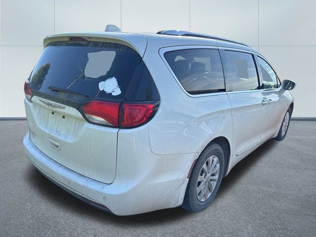 Used 2018 Chrysler Pacifica Touring-L Plus FWD image 4